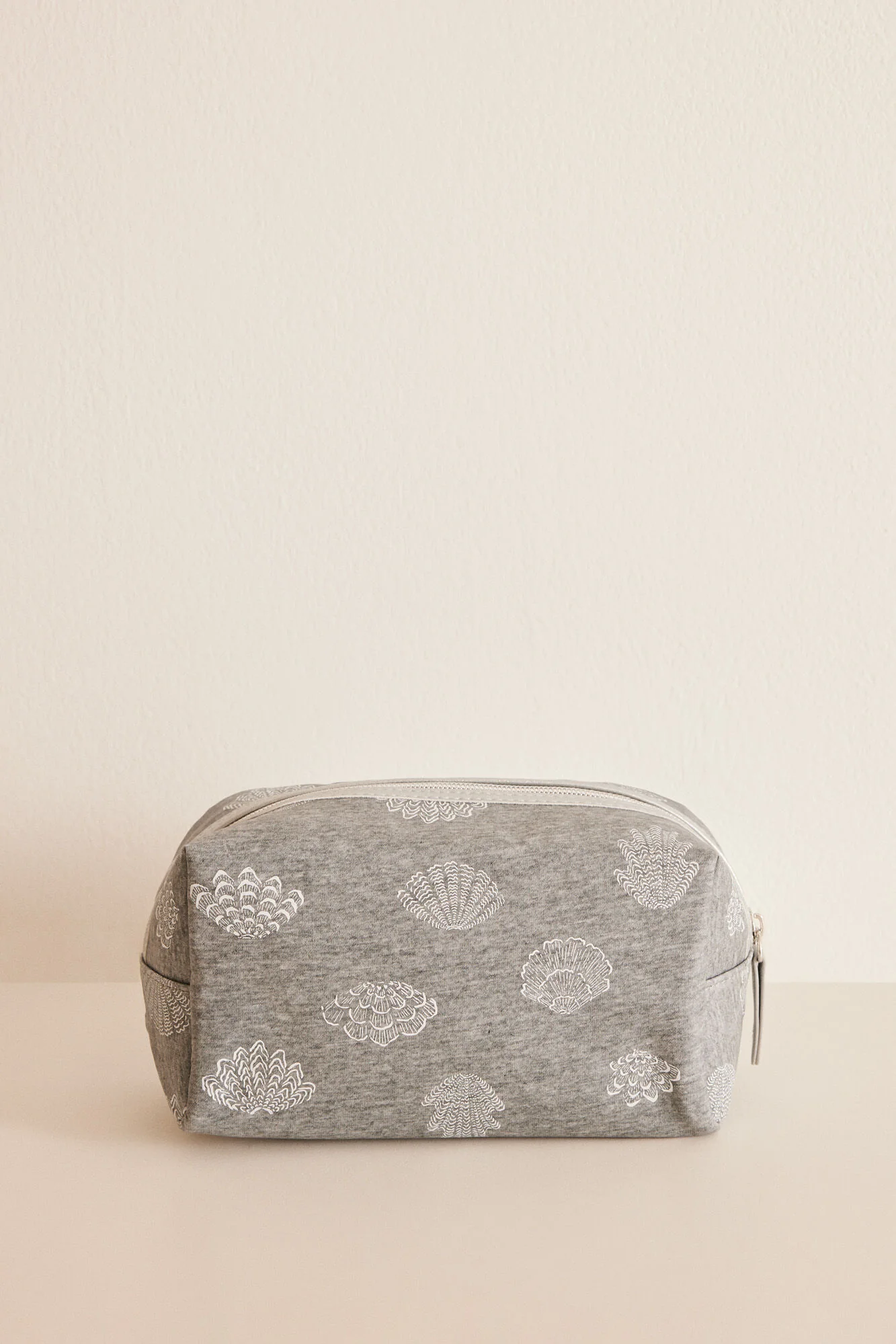 Medium-sized grey make-up case with stars in the sea - Image 3