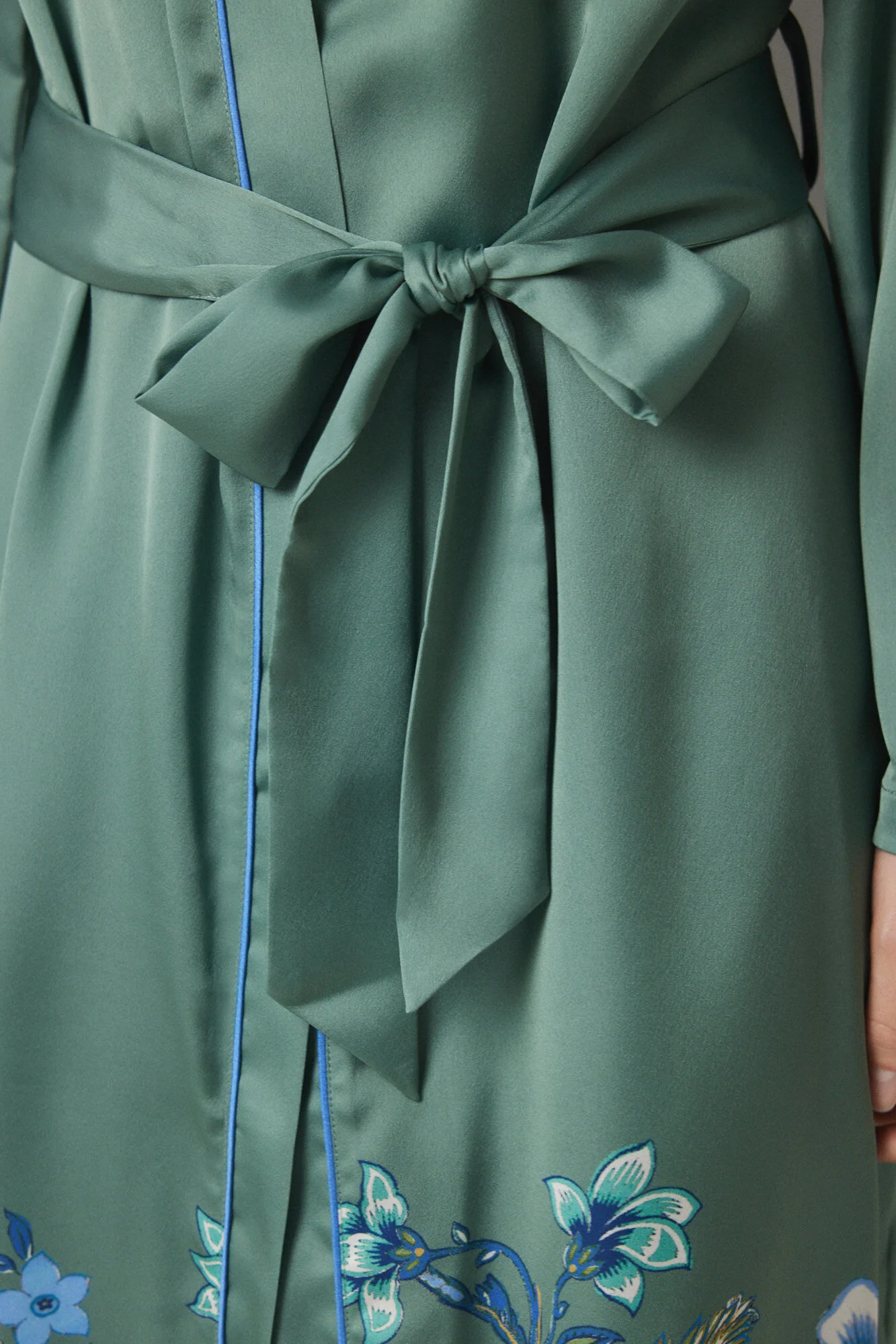 Green satin midi robe with flowers - Image 3