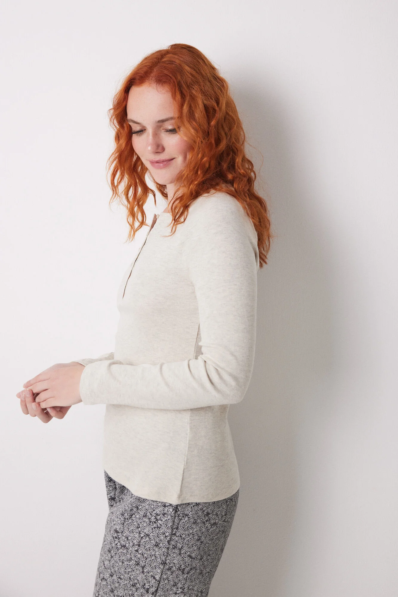 Long sleeve ribbed T-shirt in sand - Image 4