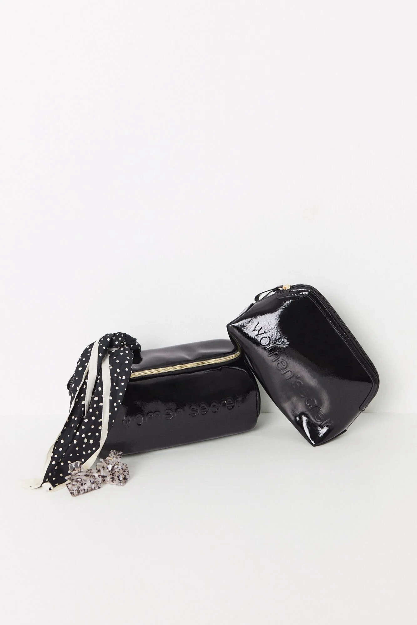 Medium black patent leather toiletry bag - Image 3