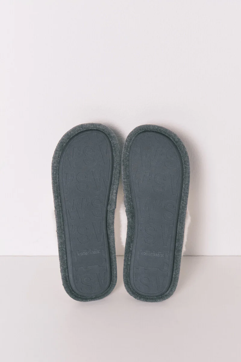 Pingu 3D grey slippers - Image 4
