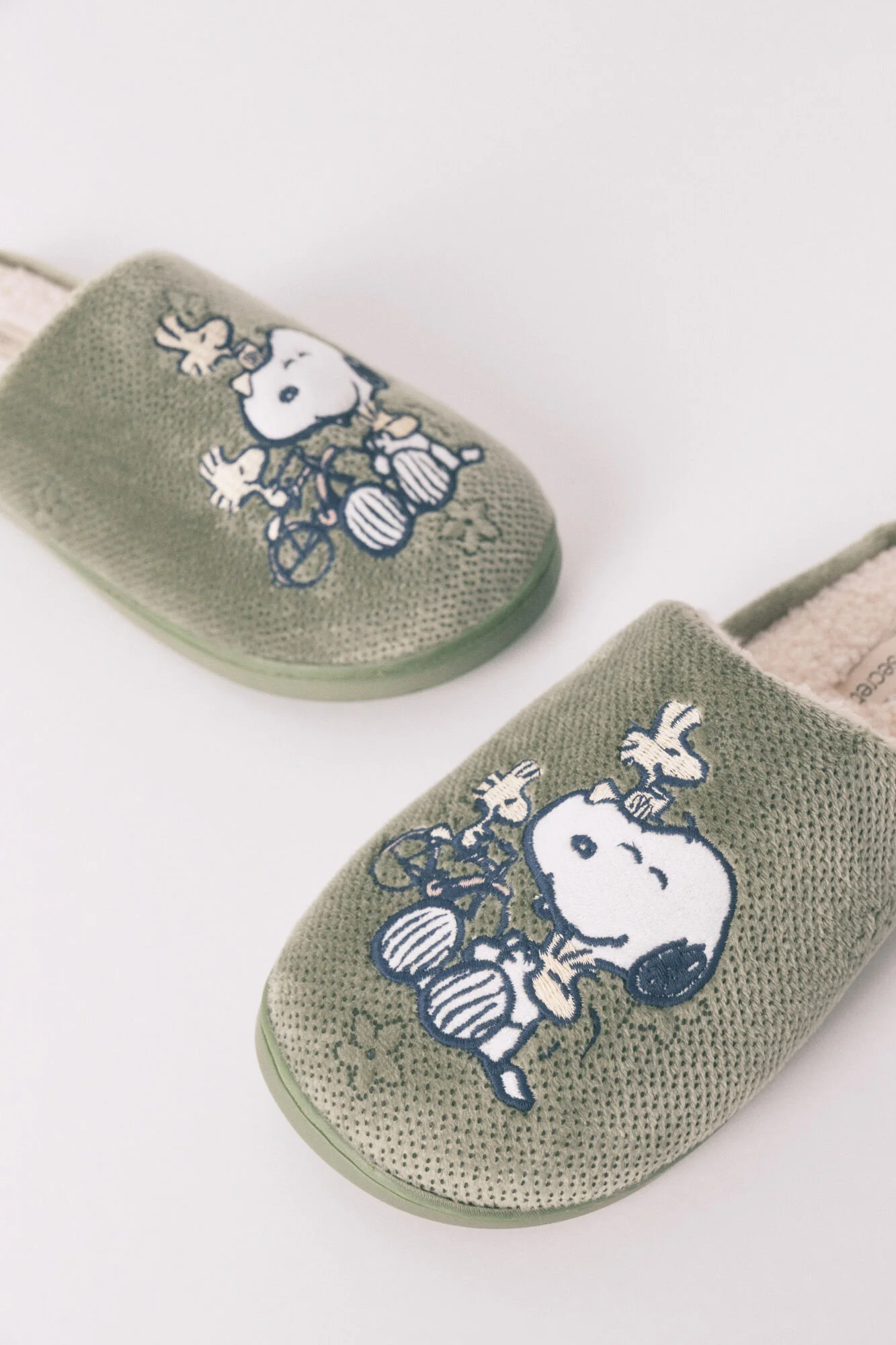 Snoopy dark khaki slippers - Image 5