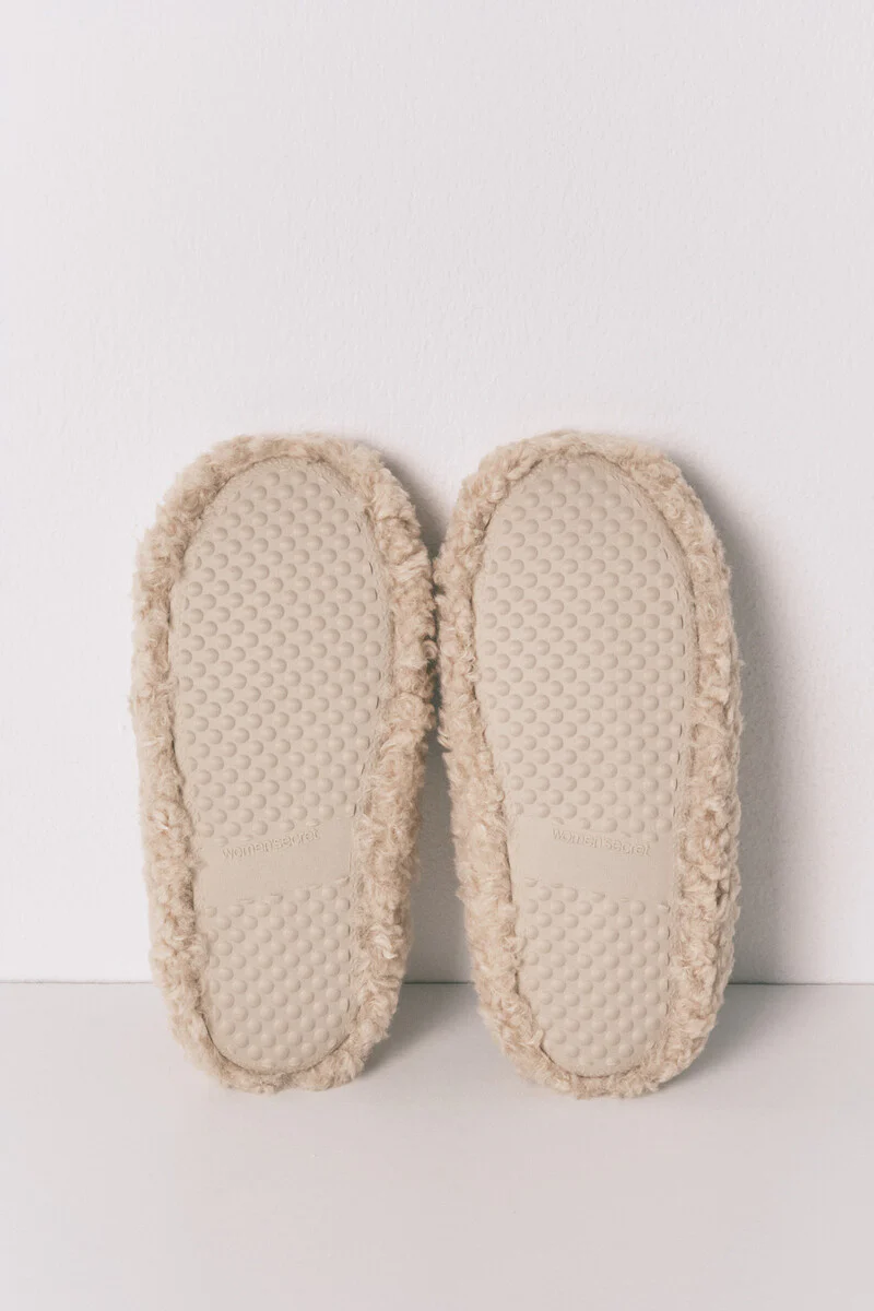 Snoopy faux shearling slippers and eye mask gift pack - Image 4