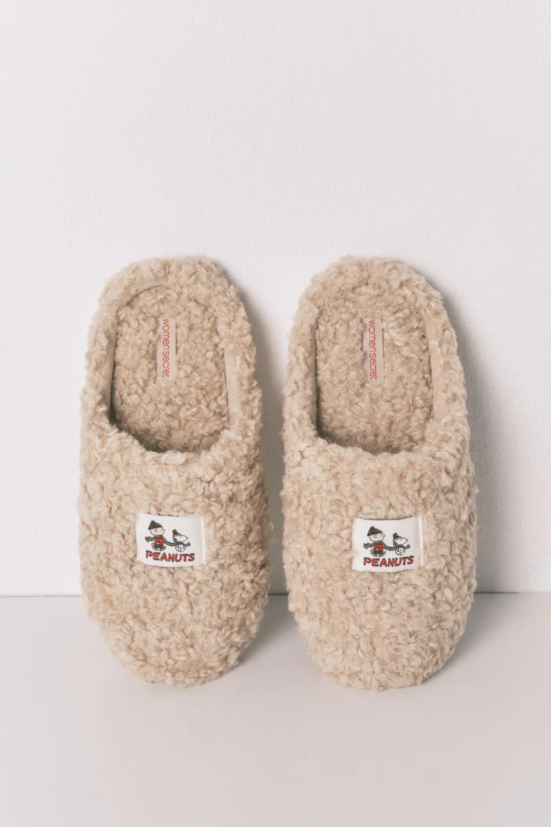 Snoopy faux shearling slippers and eye mask gift pack - Image 6