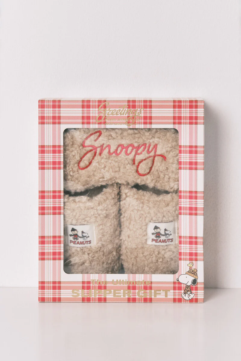 Snoopy faux shearling slippers and eye mask gift pack - Image 7