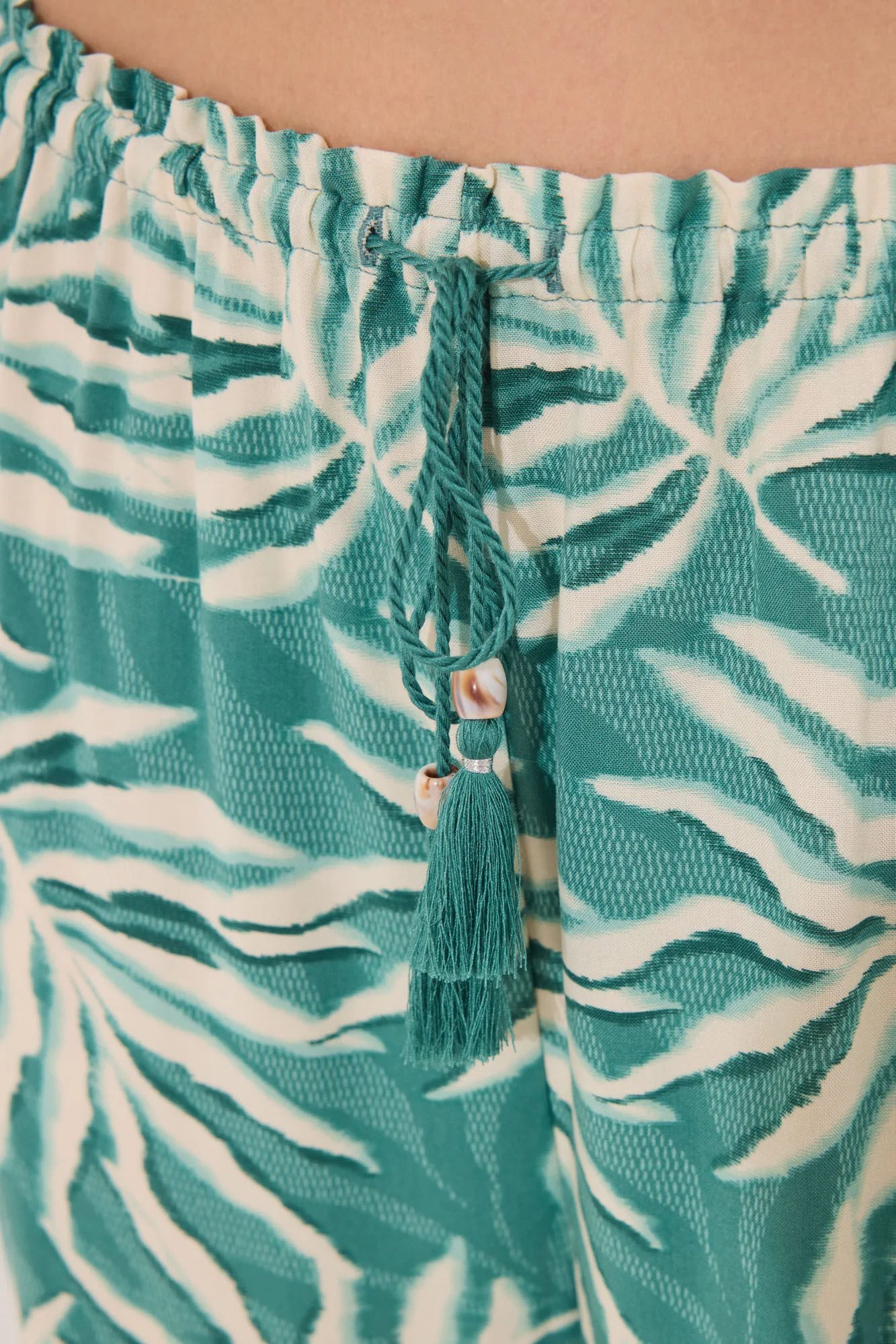 Viscose trouser with green leaf print - Image 4